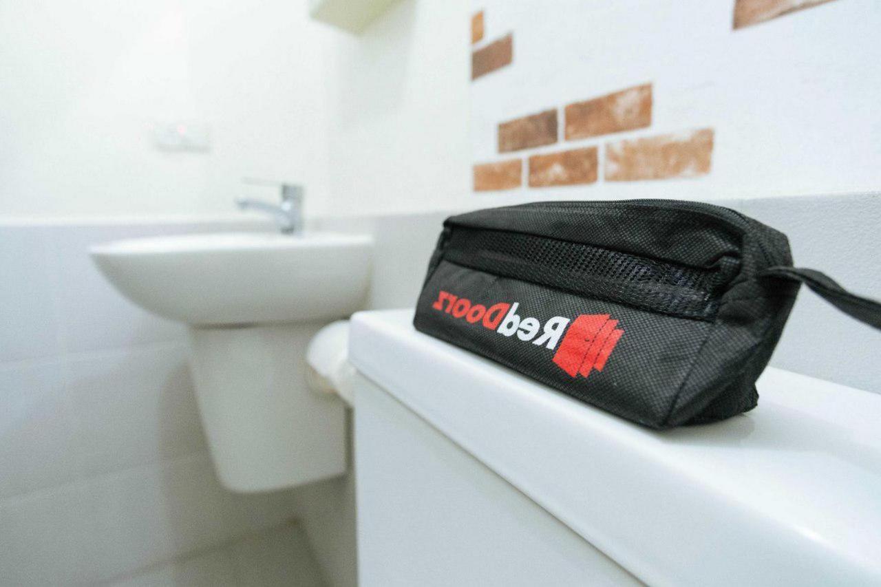 RedDoorz @ Taman Royal Tangerang Hotel Bagian luar foto